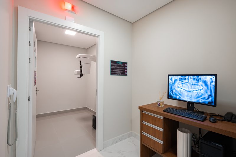 Sala de exames de imagem com tomógrafo e raio-X panorâmico da Oral Unic Capão da Canoa